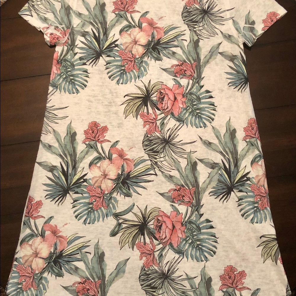 Floral White Dress 🌸🌺🌼. Light weight NWOT